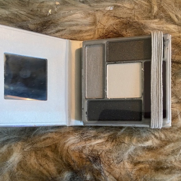 Pair of NWT Claire's Dramatic Eyeshadow Palettes - Picture 9 of 12